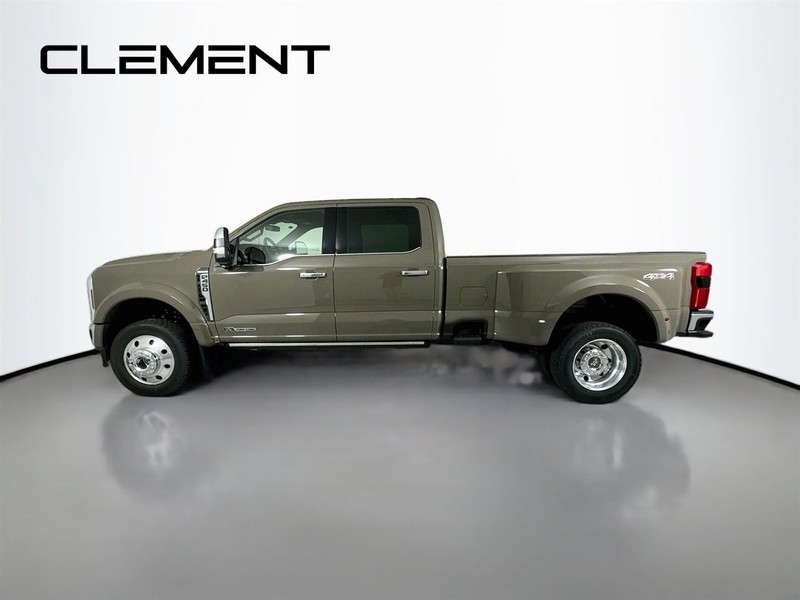 Ford Super Duty F-450 DRW Vehicle Full-screen Gallery Image 6
