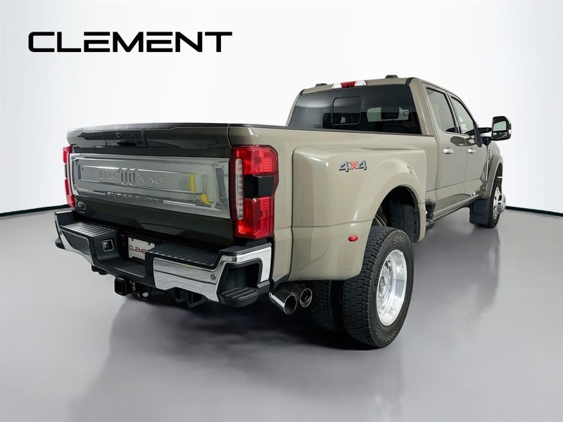 Ford Super Duty F-450 DRW Vehicle Full-screen Gallery Image 7