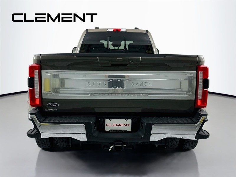 Ford Super Duty F-450 DRW Vehicle Full-screen Gallery Image 8