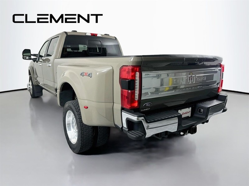 Ford Super Duty F-450 DRW Vehicle Full-screen Gallery Image 10