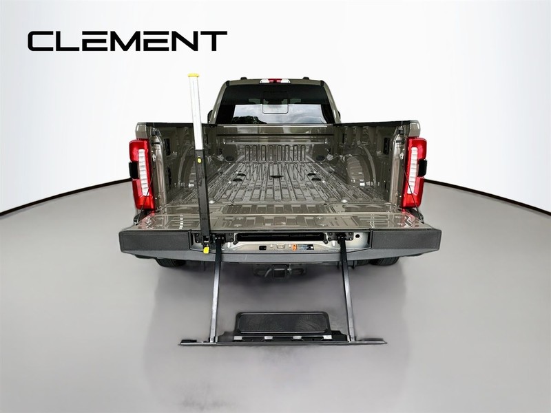 Ford Super Duty F-450 DRW Vehicle Full-screen Gallery Image 11