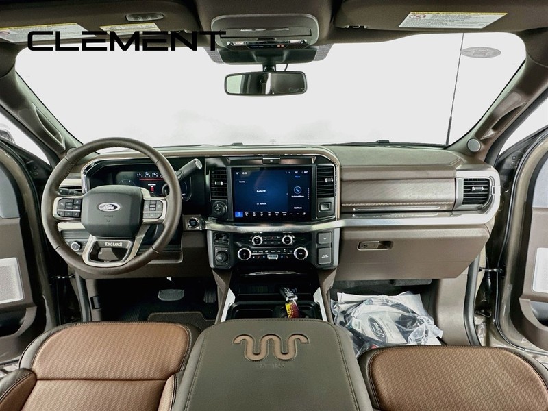 Ford Super Duty F-450 DRW Vehicle Full-screen Gallery Image 12