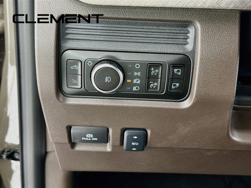 Ford Super Duty F-450 DRW Vehicle Full-screen Gallery Image 14