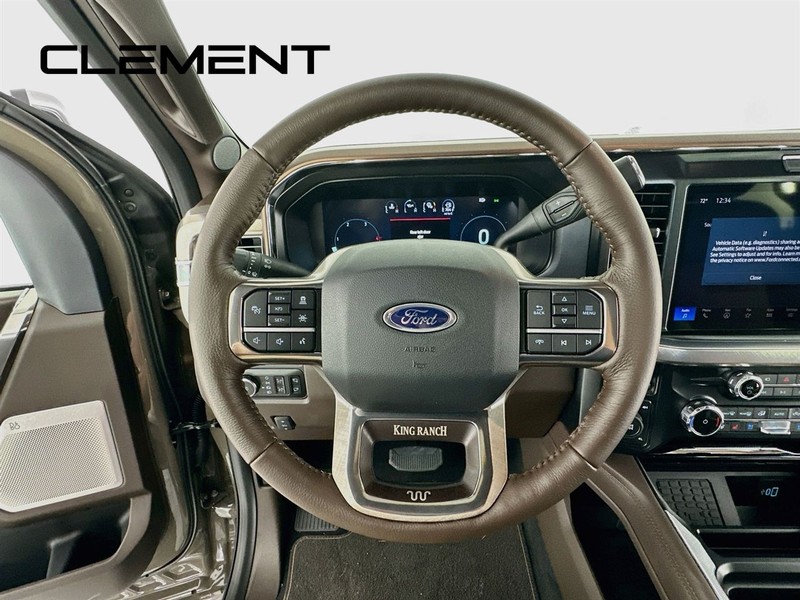 Ford Super Duty F-450 DRW Vehicle Full-screen Gallery Image 15