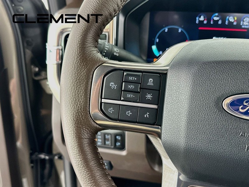 Ford Super Duty F-450 DRW Vehicle Full-screen Gallery Image 16