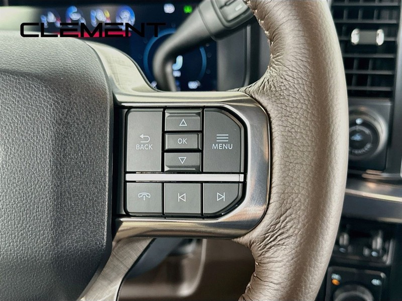 Ford Super Duty F-450 DRW Vehicle Full-screen Gallery Image 17