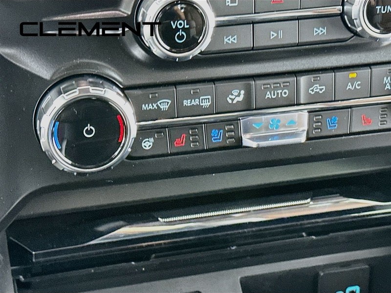 Ford Super Duty F-450 DRW Vehicle Full-screen Gallery Image 23