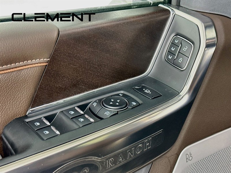 Ford Super Duty F-450 DRW Vehicle Full-screen Gallery Image 28