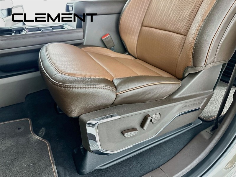 Ford Super Duty F-450 DRW Vehicle Full-screen Gallery Image 30