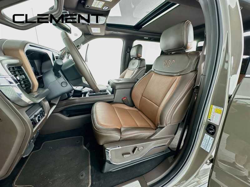 Ford Super Duty F-450 DRW Vehicle Full-screen Gallery Image 31