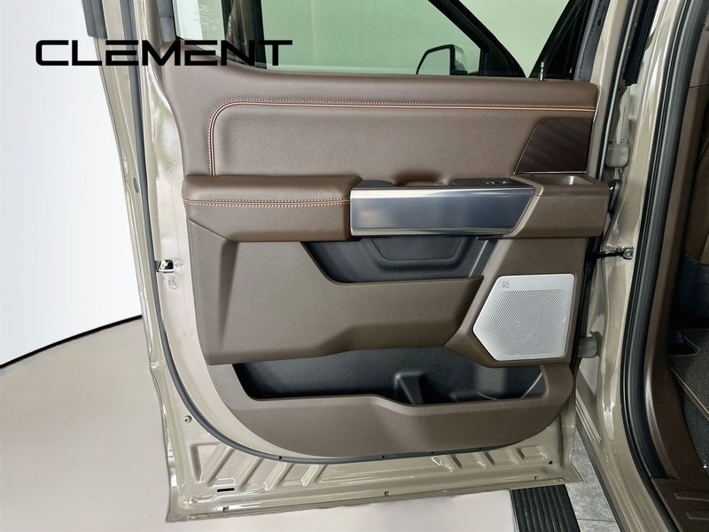 Ford Super Duty F-450 DRW Vehicle Full-screen Gallery Image 32