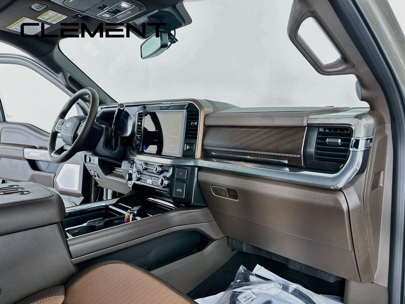 Ford Super Duty F-450 DRW Vehicle Full-screen Gallery Image 36