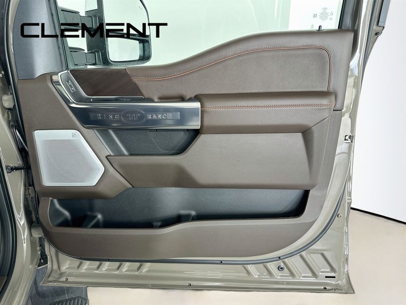 Ford Super Duty F-450 DRW Vehicle Full-screen Gallery Image 37