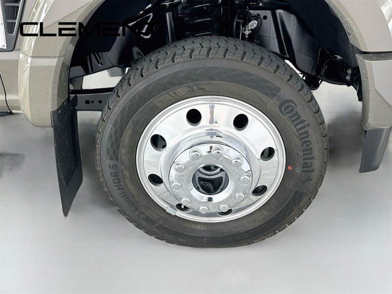 Ford Super Duty F-450 DRW Vehicle Full-screen Gallery Image 38