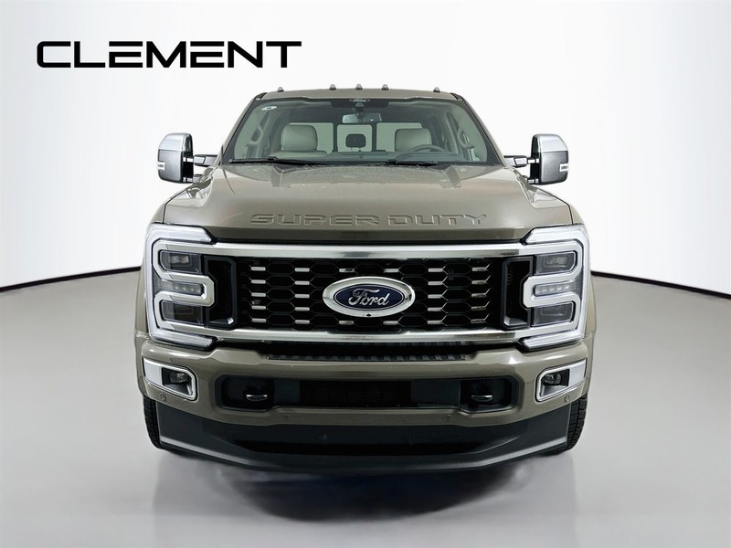 Ford Super Duty F-450 DRW Vehicle Full-screen Gallery Image 3