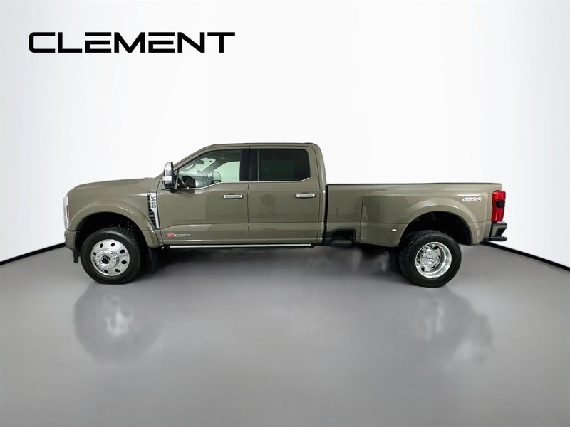 Ford Super Duty F-450 DRW Vehicle Full-screen Gallery Image 6