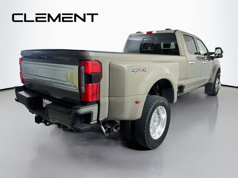 Ford Super Duty F-450 DRW Vehicle Full-screen Gallery Image 7