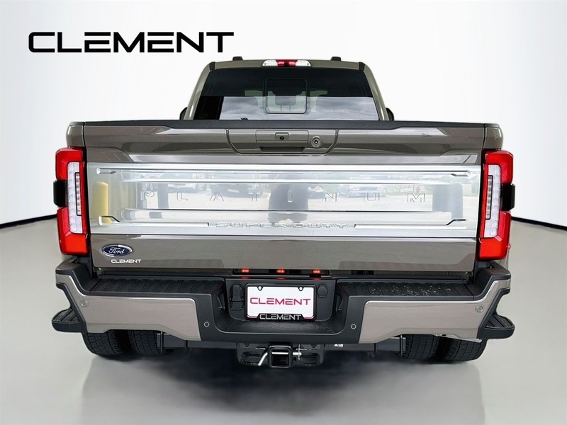 Ford Super Duty F-450 DRW Vehicle Full-screen Gallery Image 8