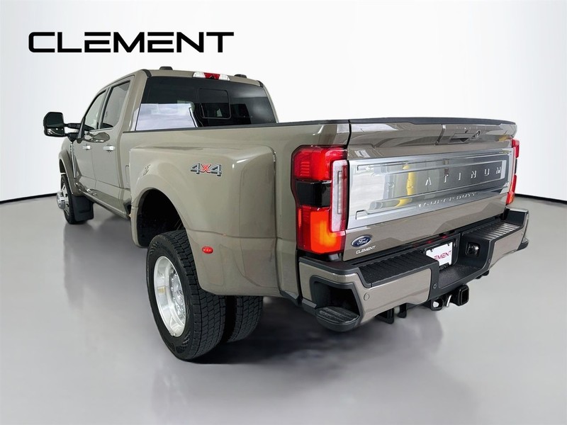 Ford Super Duty F-450 DRW Vehicle Full-screen Gallery Image 10