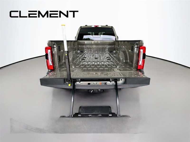 Ford Super Duty F-450 DRW Vehicle Full-screen Gallery Image 11