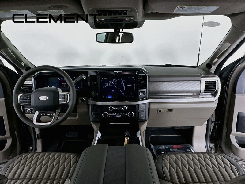 Ford Super Duty F-450 DRW Vehicle Full-screen Gallery Image 12