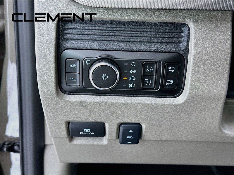 Ford Super Duty F-450 DRW Vehicle Full-screen Gallery Image 14
