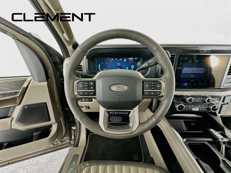 Ford Super Duty F-450 DRW Vehicle Full-screen Gallery Image 15