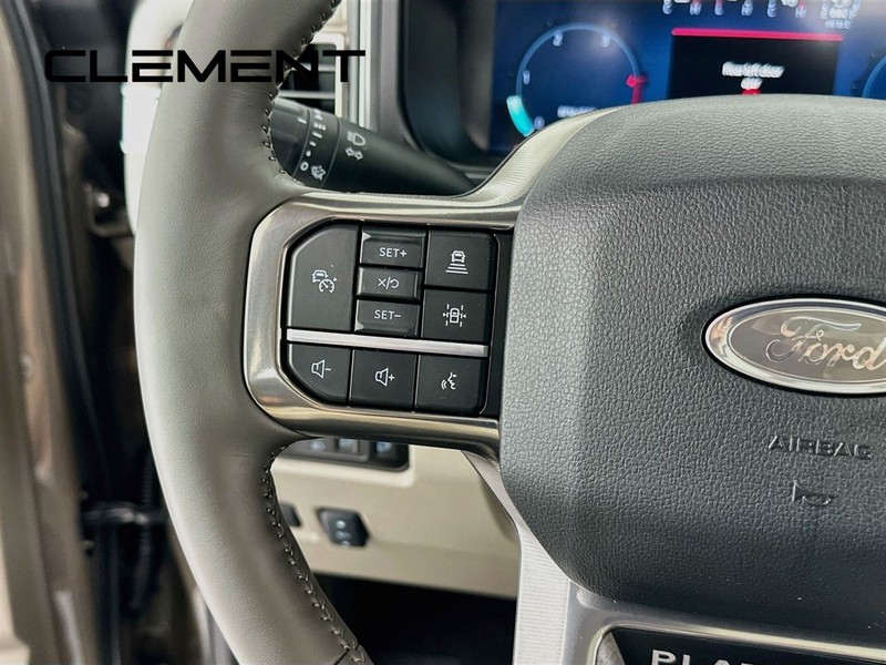 Ford Super Duty F-450 DRW Vehicle Full-screen Gallery Image 16