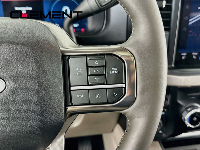 Ford Super Duty F-450 DRW Vehicle Full-screen Gallery Image 17