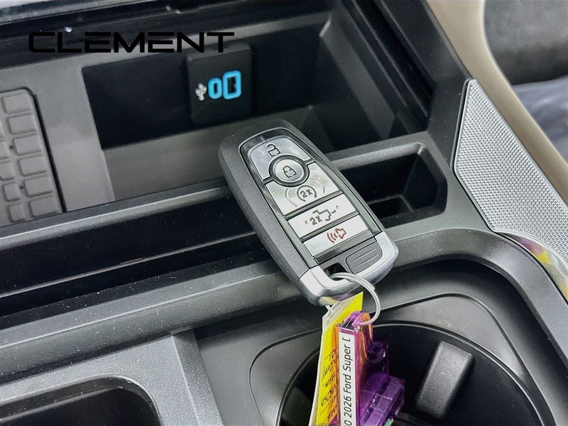Ford Super Duty F-450 DRW Vehicle Full-screen Gallery Image 24
