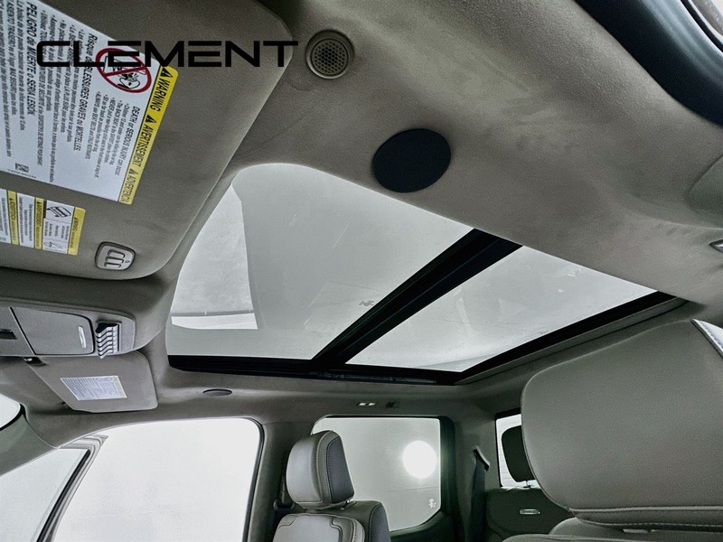 Ford Super Duty F-450 DRW Vehicle Full-screen Gallery Image 26
