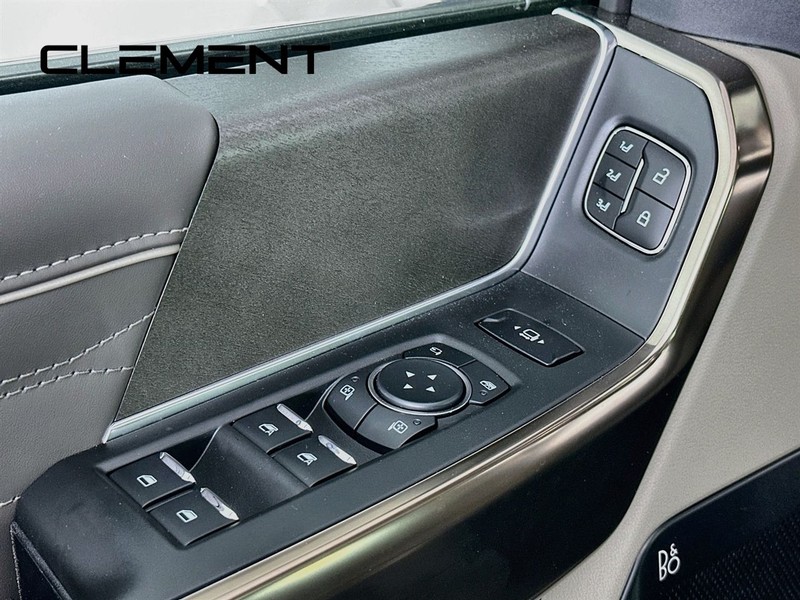 Ford Super Duty F-450 DRW Vehicle Full-screen Gallery Image 28
