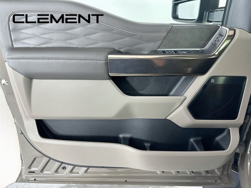 Ford Super Duty F-450 DRW Vehicle Full-screen Gallery Image 29