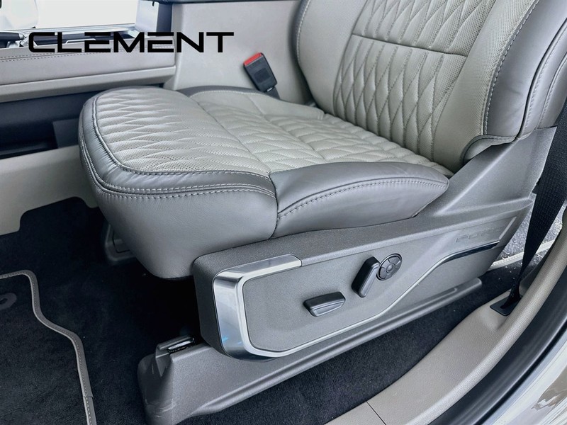 Ford Super Duty F-450 DRW Vehicle Full-screen Gallery Image 30