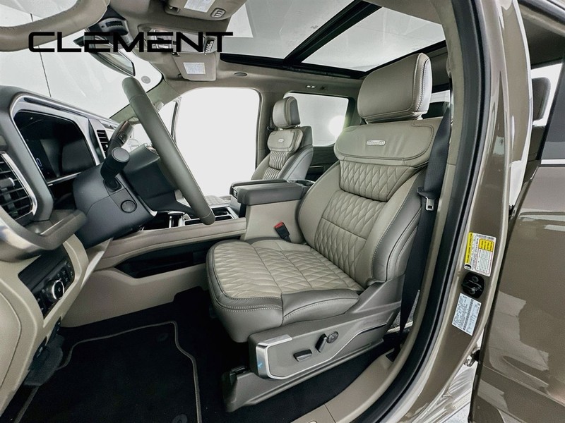 Ford Super Duty F-450 DRW Vehicle Full-screen Gallery Image 31