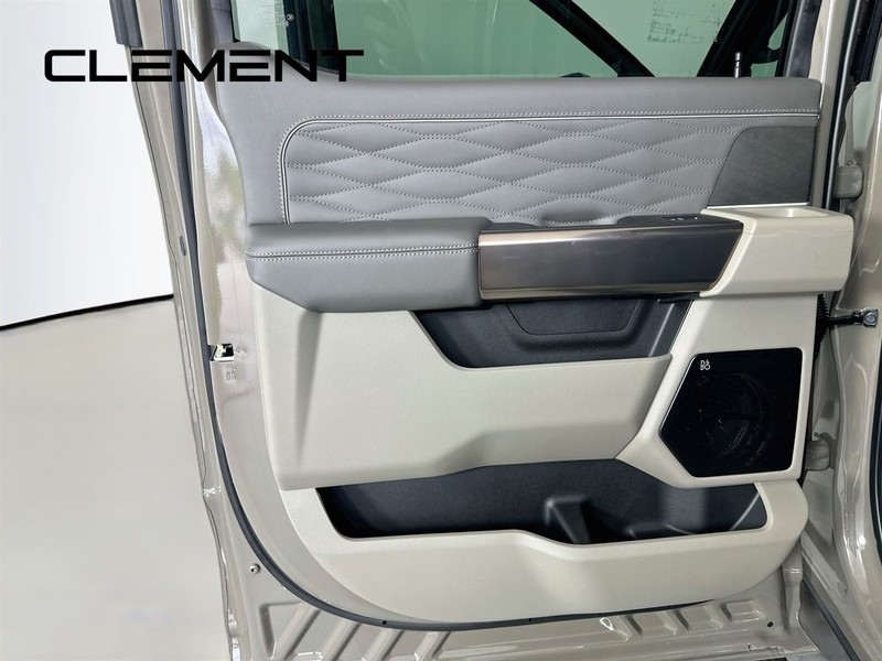 Ford Super Duty F-450 DRW Vehicle Full-screen Gallery Image 32