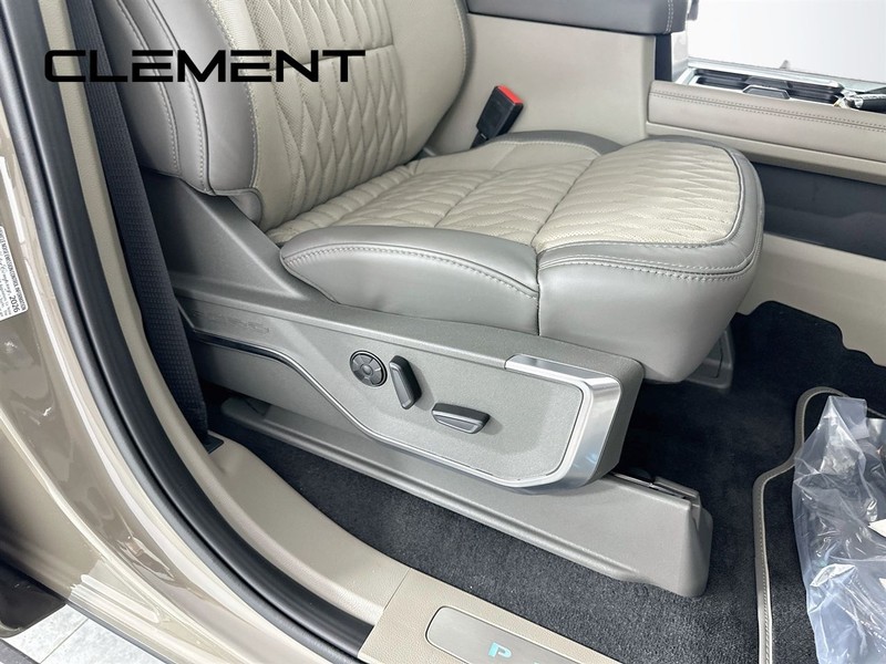 Ford Super Duty F-450 DRW Vehicle Full-screen Gallery Image 35