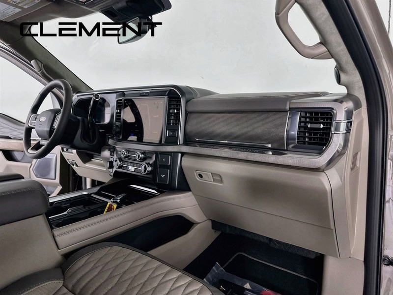 Ford Super Duty F-450 DRW Vehicle Full-screen Gallery Image 36