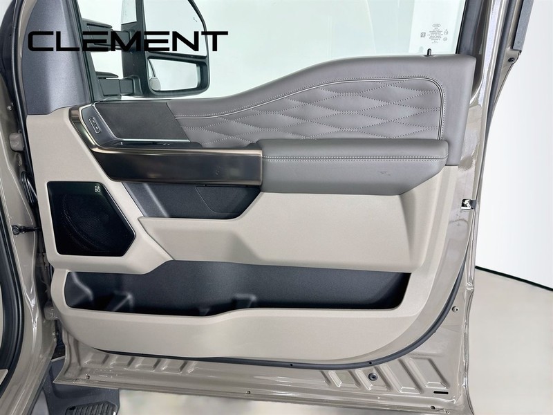 Ford Super Duty F-450 DRW Vehicle Full-screen Gallery Image 37