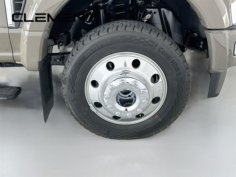 Ford Super Duty F-450 DRW Vehicle Full-screen Gallery Image 38