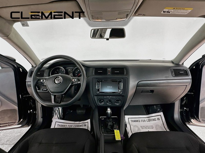 Volkswagen Jetta Sedan Vehicle Image 12