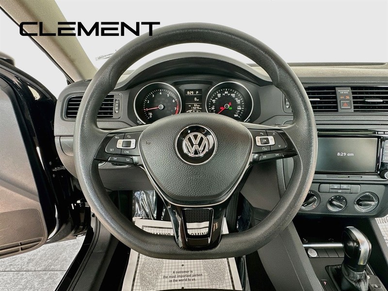 Volkswagen Jetta Sedan Vehicle Image 15