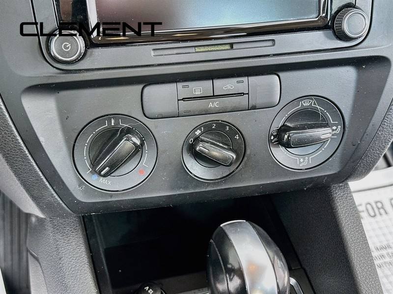 Volkswagen Jetta Sedan Vehicle Image 22