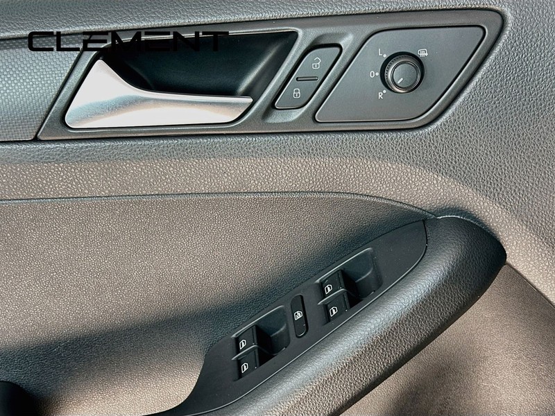 Volkswagen Jetta Sedan Vehicle Image 24