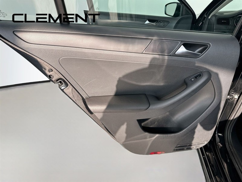 Volkswagen Jetta Sedan Vehicle Image 29