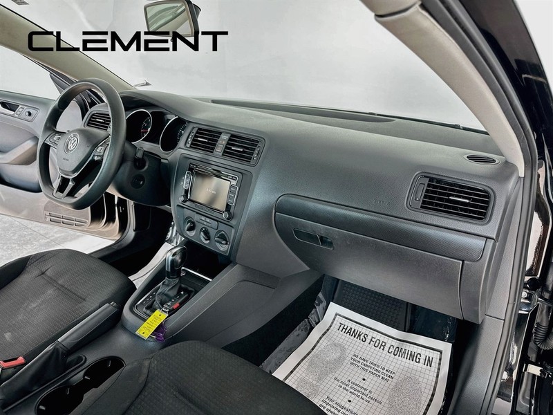 Volkswagen Jetta Sedan Vehicle Image 32