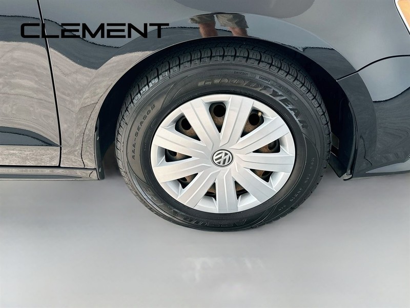 Volkswagen Jetta Sedan Vehicle Image 34