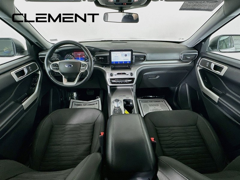 Ford Explorer Vehicle Full-screen Gallery Image 12