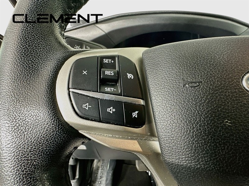 Ford Explorer Vehicle Full-screen Gallery Image 16