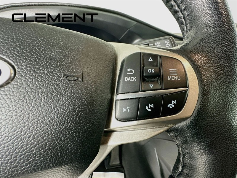 Ford Explorer Vehicle Full-screen Gallery Image 17